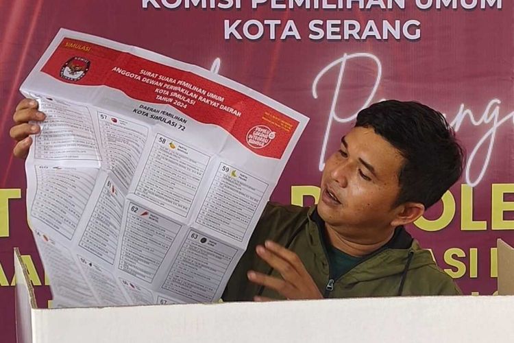 Salah satu pemilih di TPS 31 Perumahan Green Serang Madani, Penancangan, Kota Serang, Banten saat berada di bilik suara.