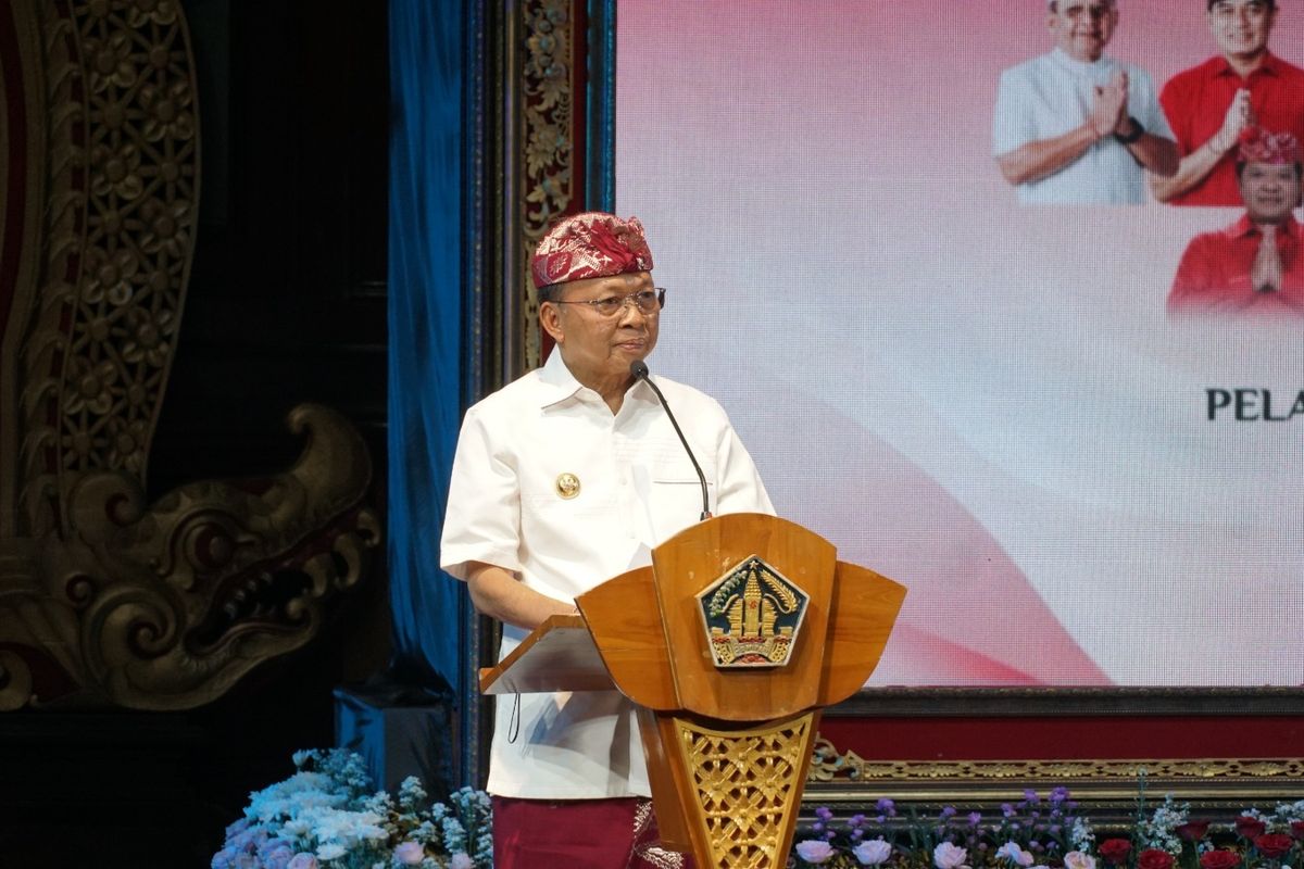 Gubernur Bali Wayan Koster saat meresmikan pelaksanaan Haluan Pembangunan Bali Masa Depan, 100 Tahun Bali Era Baru 2025?2125, yang digelar di Gedung Ksirarnawa, Taman Budaya Art Center Denpasar, Senin (22/12/2025).