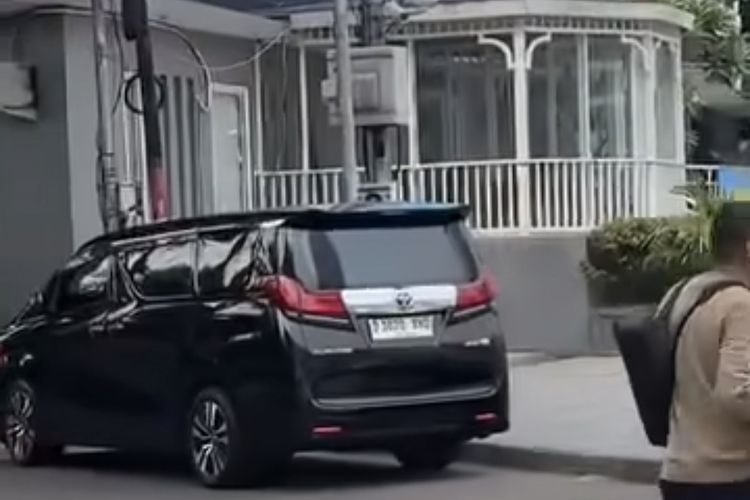 Alphard Dikemudikan Polisi Pengintimidasi Satpam Bundaran HI Tunggak Pajak sejak 2023