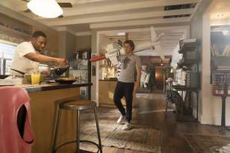 Lucas Till dan Justin Hires dalam MacGyver (2016)