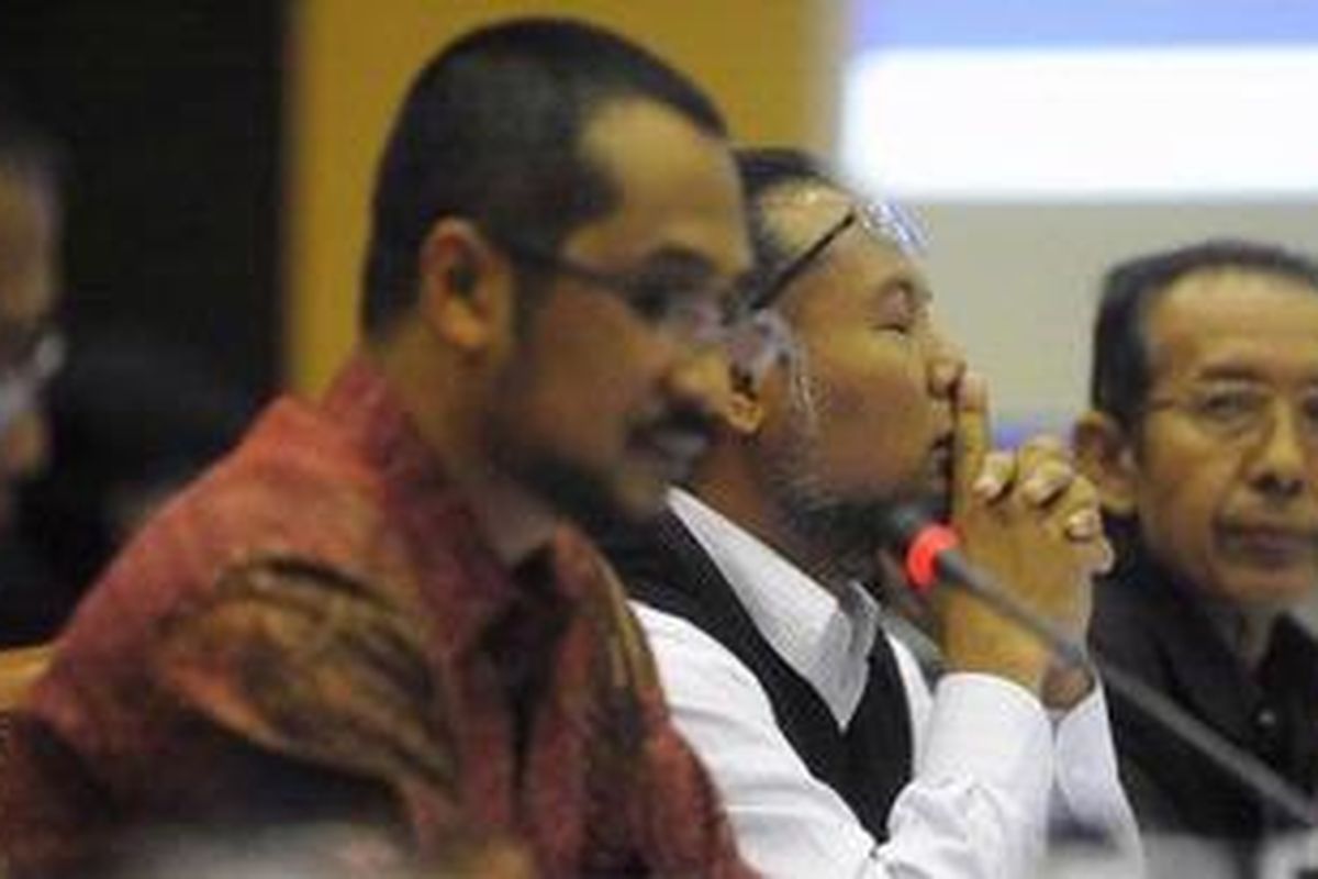 Pimpinan Komisi Pemberantasan Korupsi (KPK), Busyro Muqqoddas, Abraham Samad, Bambang Widjojanto, dan Zulkarnain (kiri ke kanan), mengikuti rapat dengar pendapat dengan Komisi III di Kompleks Parlemen, Senayan, Jakarta, Rabu (20/6/2012). Rapat yang beragenda membahas kinerja KPK tersebut sempat diskors satu jam terkait ketidakhadiran beberapa deputi KPK. 