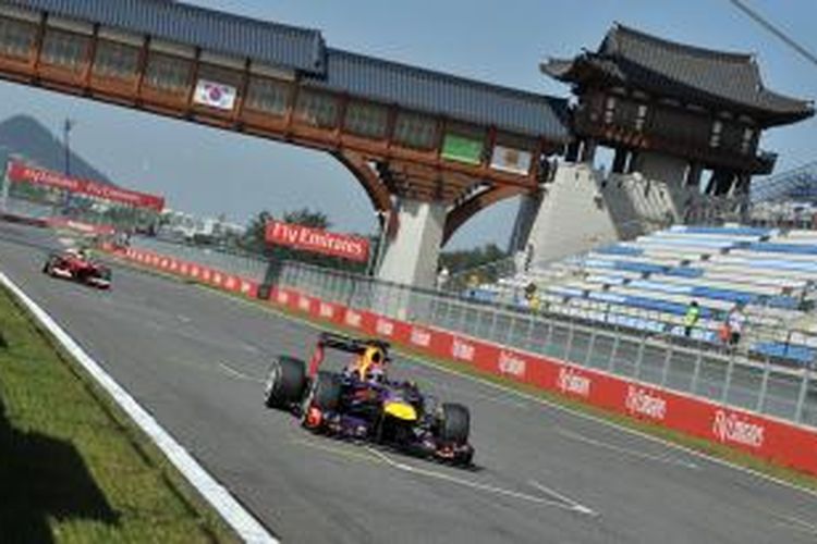 Pebalap Red Bull asal Jerman, Sebastian Vettel membalap di Sirkuit Korea International di Yeongnam, pada sesi latihan bebas tiga GP Korea, Sabtu (5/10/2013).