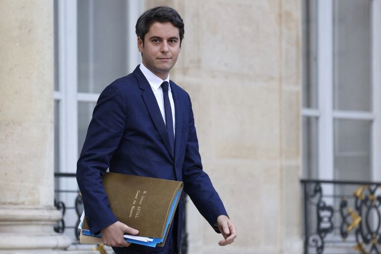 Menteri Pendidikan dan Pemuda Perancis Gabriel Attal keluar setelah rapat kabinet mingguan di Istana Kepresidenan Elysee di Paris, pada 20 Desember 2023. Pada Selasa (9/1/2024), pemuda 34 tahun itu dipilih oleh Presiden Emanuel Macron sebagai PM Perancis baru.