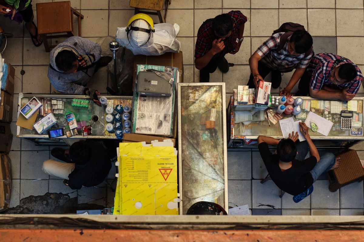 Masyarakat membeli masker di salah satu toko di Pasar Pramuka, Jakarta Timur, Selasa, (10/3/2020). Harga masker melonjak hingga kisaran harga Rp 300.000 per box.