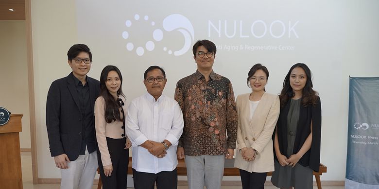 Acara soft opening klinik NULOOK (9/3/2023) yang dihadiri oleh tim dokter dari kiri ke kanan dr. Hadrian Deka, M.D, dr. Astrinita Lestari Suyata,Sp.B.P.R.E, dr. Gede Bagus Darmayasa, MM.M.Repro, Hyun-Seung Yu (CEO CGBio, Jumi Chung (COO CGBio) dan dr. Atika Amalia Dewi, M.D.