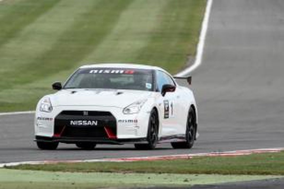 Aksi Nissan GT-R R35 di Sirkuit Silverstone, Northampton, Inggris