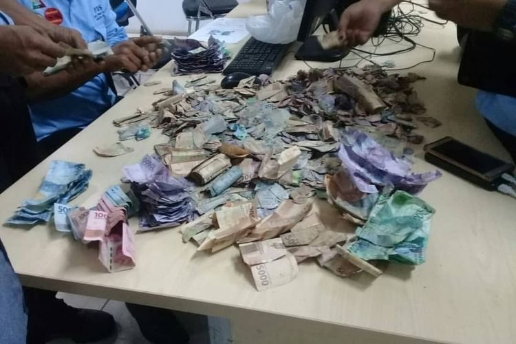 Pecahan uang kertas yabg dibawa Rusli saat diamankan oleh Sudinsos Jakbar pada Kamis (5/12/2019) lalu.