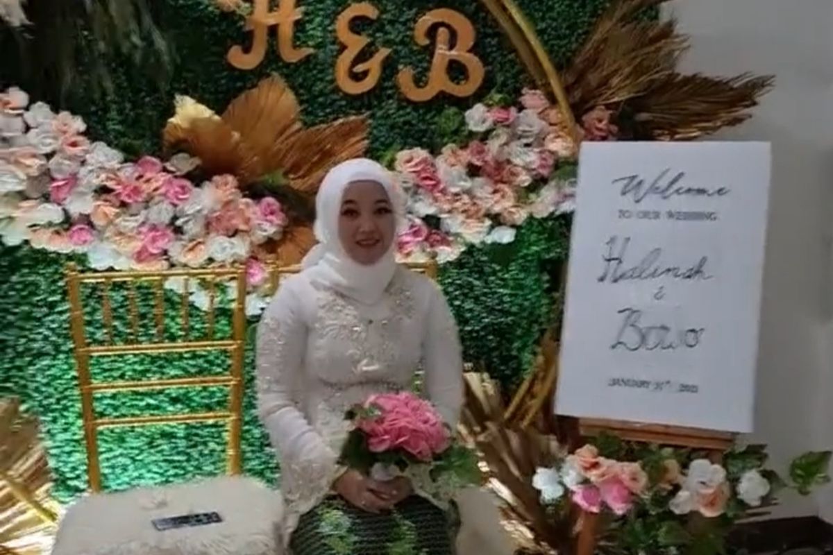 Halimah, tenaga medis di RS Wisma Atlet Kemayoran menikah virtual dari ruang isolasi karena positif Covid-19, 31 Januari 2021.