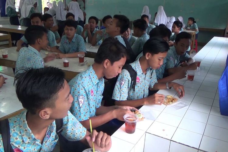 Siswa SMPN 1 Brangsong Kendal, saat menikmati makan gratis dari sekolahan. KOMPAS.Com /Slamet Priyatin 
