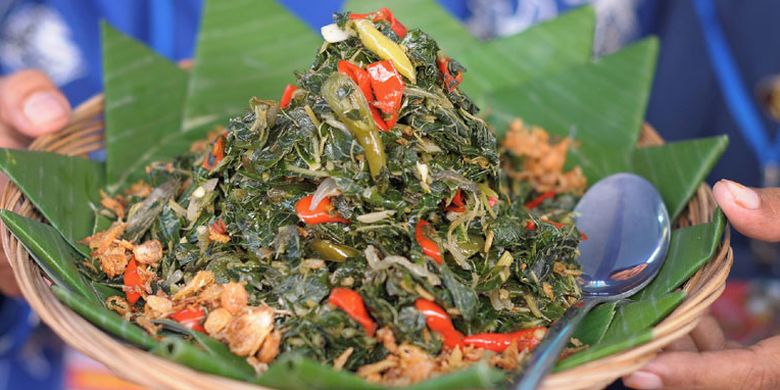 Masakan urap yang menggunakan daun pepaya dan singkong sebagai bahan dasar.