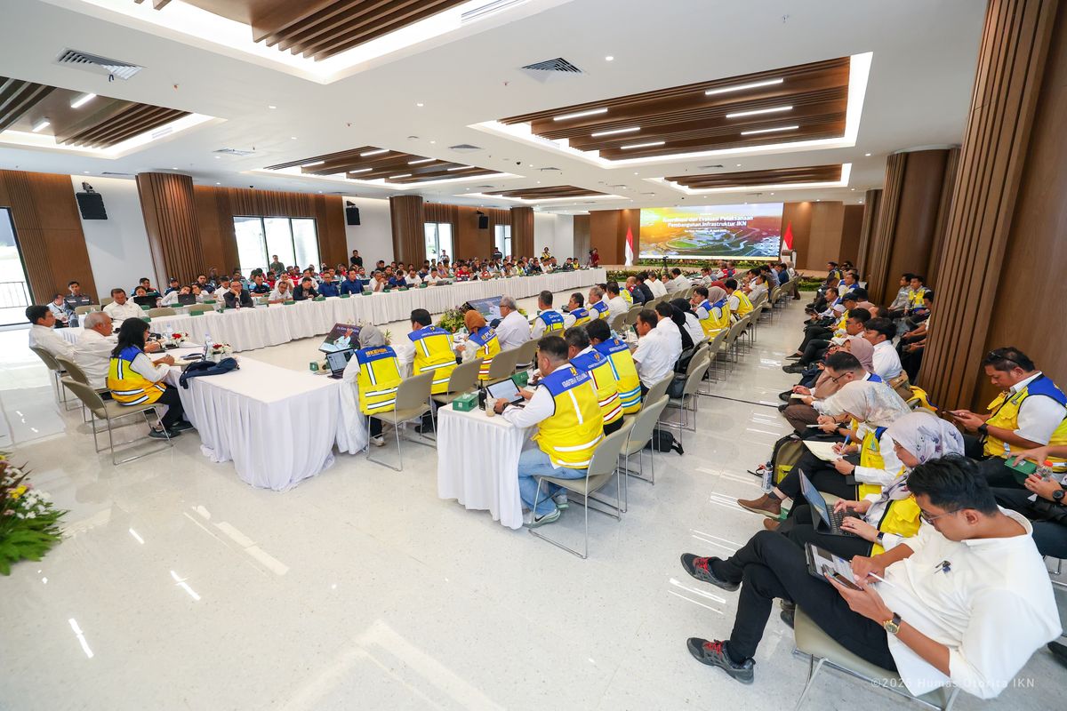 Rapat koordinasi dan evaluasi pelaksanaan pembangunan infrastruktur antara Otorita IKN bersama Kementerian Pekerjaan Umum (PU), Kementerian Perumahan dan Kawasan Permukiman (PKP), konsultan dan penyedia jasa konstruksi digelar di Kantor Kementerian Koorinator (Kemenko) 3, Selasa (15/4/2025).