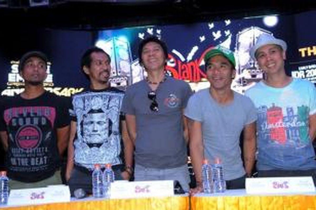 Grup band Slank yang terdiri dari (kiri ke kanan) Ivanka, Ridho, Bimbim, dan Kaka, diabadikan bersama Brand Manager Colosseum Andre Samsudin, usai jumpa pers konser konser 1st Anniversary Stage Empire, di Colloseum Club, Jakarta, Kamis (19/3/2015).