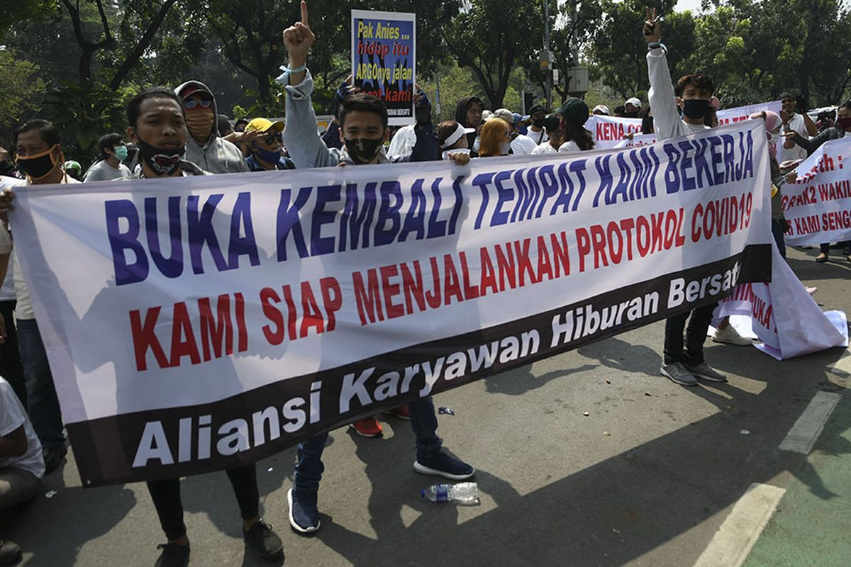 Massa aksi yang tergabung dalam Aliansi Karyawan Hiburan dan Pengusaha Hiburan melakukan aksi damai di depan Balai Kota DKI Jakarta,  Selasa (21/7/2020). Dalam aksinya mereka menuntut Gubenur DKI Jakarta Anies Baswedan untuk membuka tempat hiburan malam dalam masa PSBB Transisi fase kedua di Jakarta.