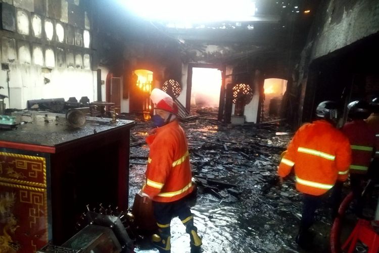 Klenteng Poo An Kiong di Jalan Merdeka Barat, Kota Blitar, yang telah berusia 138 tahun terbakar pada Senin (22/11/2021).