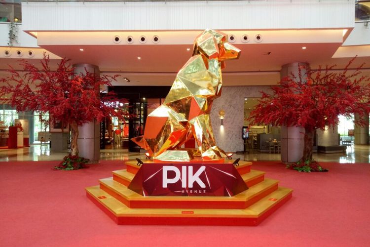 Rayakan Tahun Baru Imlek, terdapat dekorasi berbentuk karakter anjing yang dinamakan The Golden Origami Pups dengan tinggi sekitar empat meter di PIK Avenue Mall , Jakarta.