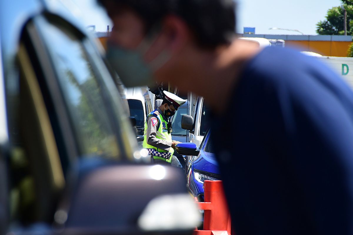 Petugas melakukan penyekatan kendaraan di depan Gerbang Tol Pasteur, Kota Bandung, Jawa Barat, Selasa (6/7/2021). Selama PPKM Darurat, Kota Bandung tertutup bagi warga dari luar wilayahnya, hal tersebut dilakukan untuk menekan mobilitas masyarakat dan mengurangi penyebaran Covid-19.