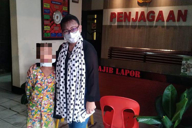 Ketua PUSPA Kaltara Fanny Sumajow saat mengunjungi B di Mapolsek Nunukan, B sementara waktu menjadi anak angkat polsek Nunukan Kota 