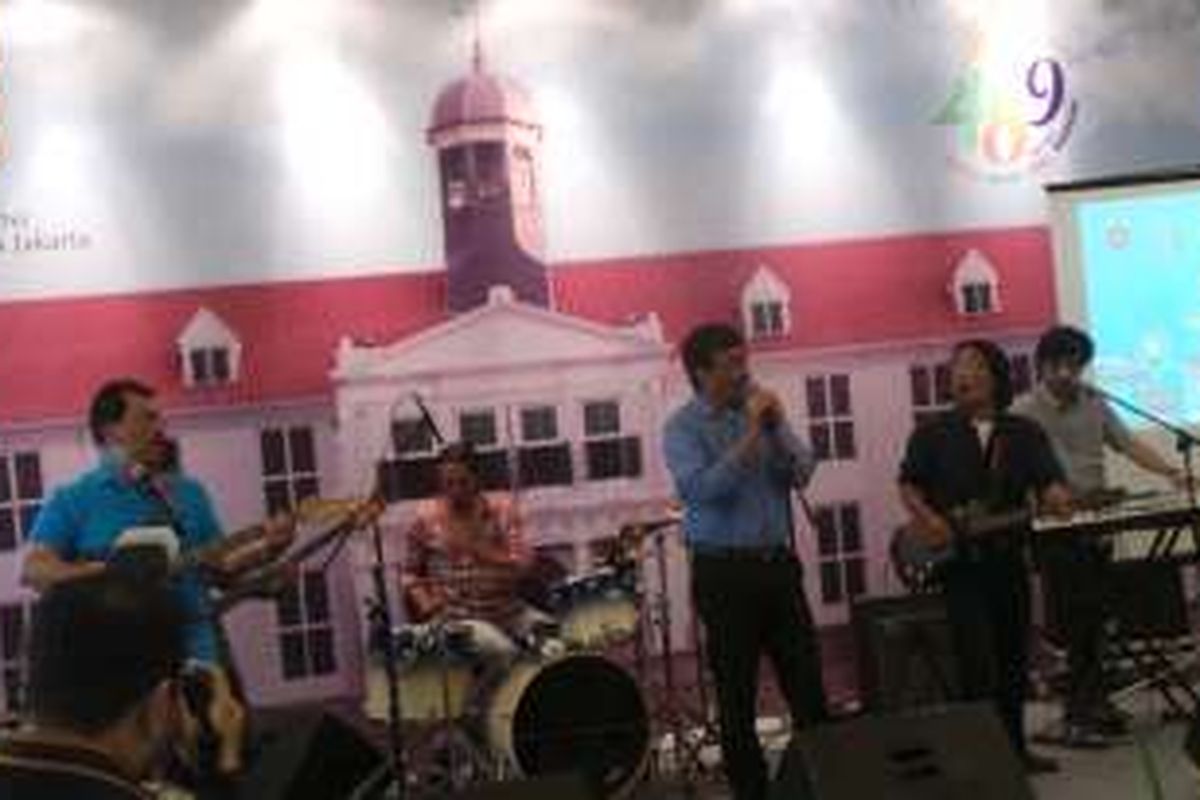 Wakil Gubernur DKI Jakarta Djarot Saiful Hidayat saat bernyanyi lagu Koes Plus diiringi band Agus Suradika, di Jakarta Fair Kemayoran, Minggu (17/7/2016).