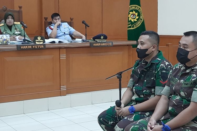 Kopda Andreas Dwi Atmoko (kedua dari kanan) hadir sebagai saksi dalam sidang kasus tabrak lari Kolonel Priyanto di Pengadilan Militer Tinggi II, Cakung, Jakarta Timur, Selasa (15/3/2022).