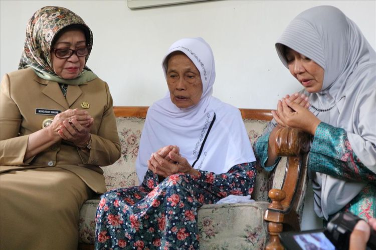Sumiati (tengah), calon jemaah haji berusia 107 tahun. Pada Senin (15/7/2019) di rumahnya, di Dusun Bakalan, Desa Pulorejo, Kecamatan Ngoro, Kabupaten Jombang, Jawa Timur, Sumiati dikunjungi Bupati Jombang, Mundjidah Wahab, beserta sejumlah pejabat Kemenag Jombang.