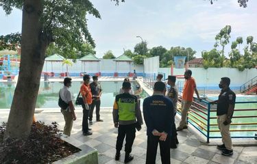 TENGGELAM--Aparat Polsek Dolopo melakuka olah tempat kejadian perkara tenggelamnya seorang siswa paud bernama Muhammad Al Fadilah (5)  di kolam renang Umbul Square, salah satu tempat wisata di Kecamatan Dolopo, Kabupaten Madiun, Jawa Timur, Senin (20/12/2021) siang. 