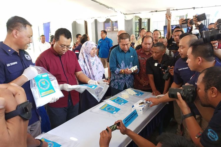 Kepala BNNP NTB bersama Gubernur NTB Zulkiflimansayah saat pemusnahan barang bukti Narkoba