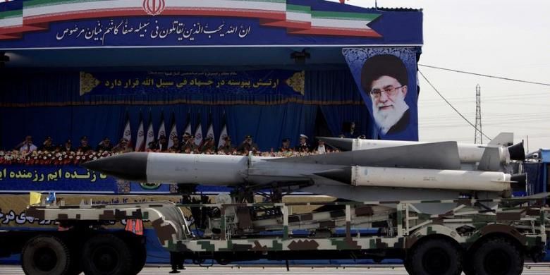 Sebuah rudal darat ke udara S-200 buatan Iran ditampilkan dalam parade militar Hari Angkatan Darat Iran, Kamis (18/4/2013), di Teheran.