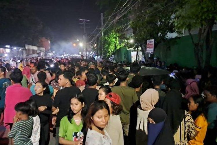 warga mengerumuni lokasi penemuan mayat wanita di Jalan Klambir V, Kelurahan Tanjung Gusta, Kecamatan Medan Helvetia, Rabu (7/6/2023). 

