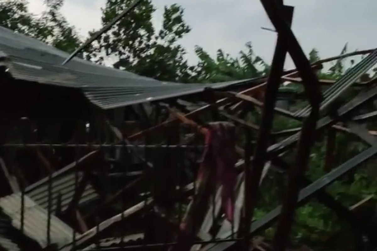 Hujan deras bercampur angin kencang yang terjadi pada Jumat (28/1/2022), merusak rumah warga di Desa Wedoroanom, Kecamatan Driyorejo, Gresik.