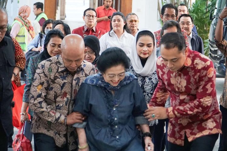 Ketua Dewan Pimpinan Pusat (DPP) Partai Demokrasi Indonesia Perjuangan (PDI-P) Bidang Perekonomian Said Abdullah saat menggandeng Ketua Umum (Ketum) PDI-P Megawati Soekarnoputri.