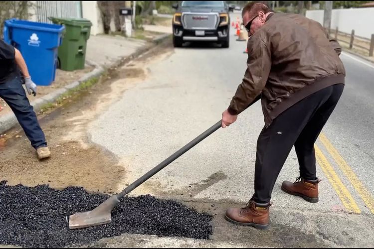 Tangkapan layar video Arnold Schwarzenegger mengaspal jalan bolong di Los Angeles, kawasan tempat tinggalnya, pada Rabu (12/4/2023).