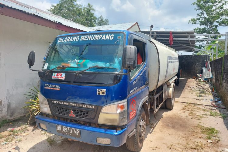 Truk tanki yang ditemukan di gudang penimbunan solar subsidi nelayan di Belitung, Minggu (10/9/2023).