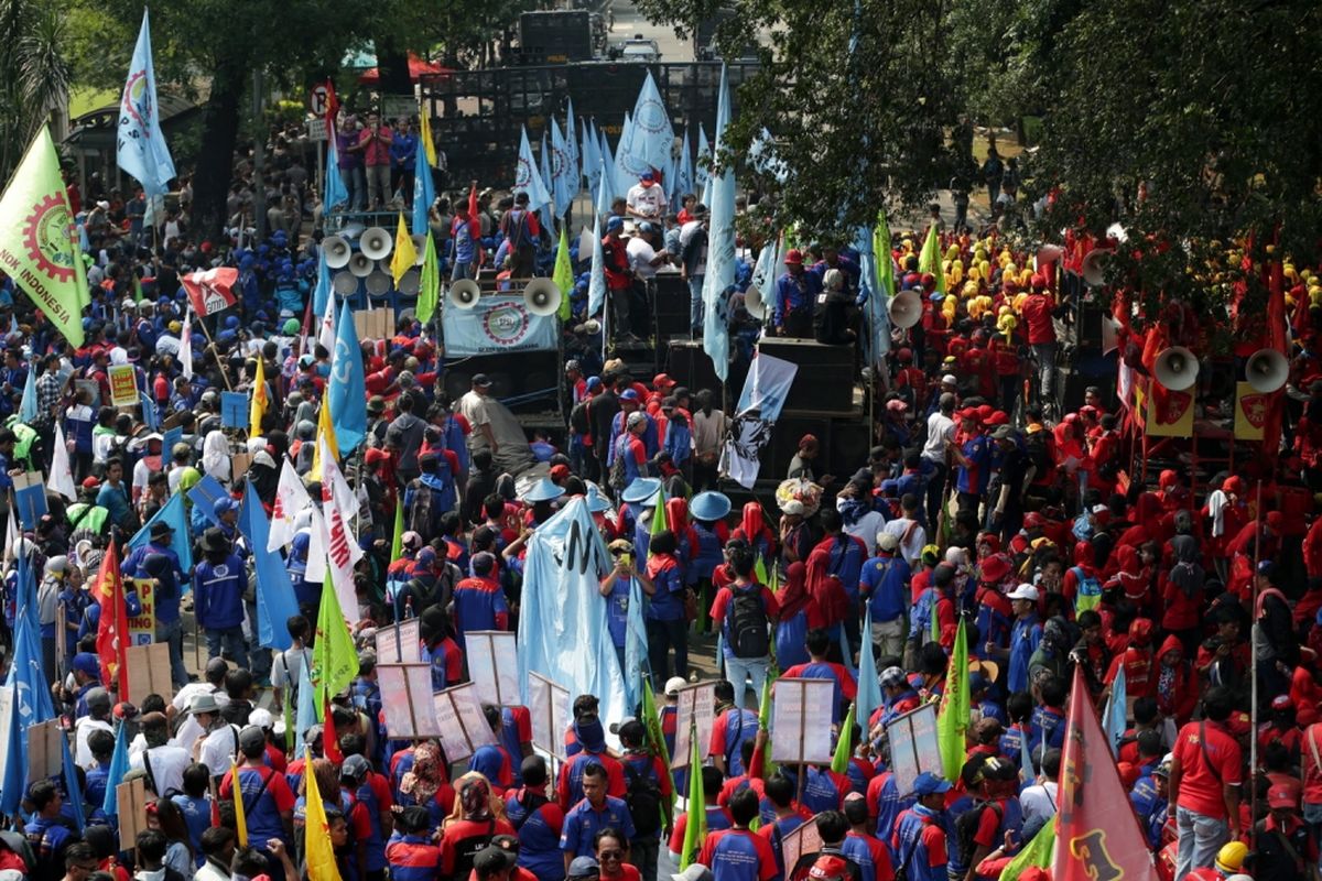 Buruh melakukan unjuk rasa di seputar bundaran Bank Indonesia, Jakarta, memperingati Hari Buruh Sedunia, Senin (1/5/2017). Aksi buruh serentak dilakukan di seluruh wilayah di Indonesia menuntut agar pemerintah menghapuskan sistem outsourcing, magang dan upah layak.