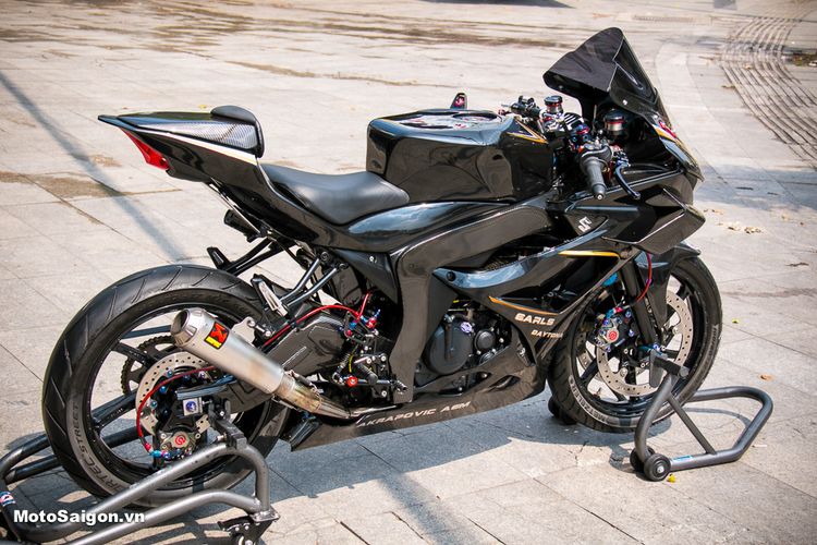 Suzuki GSX-R150 dibalut bodi dari bahan serat karbon