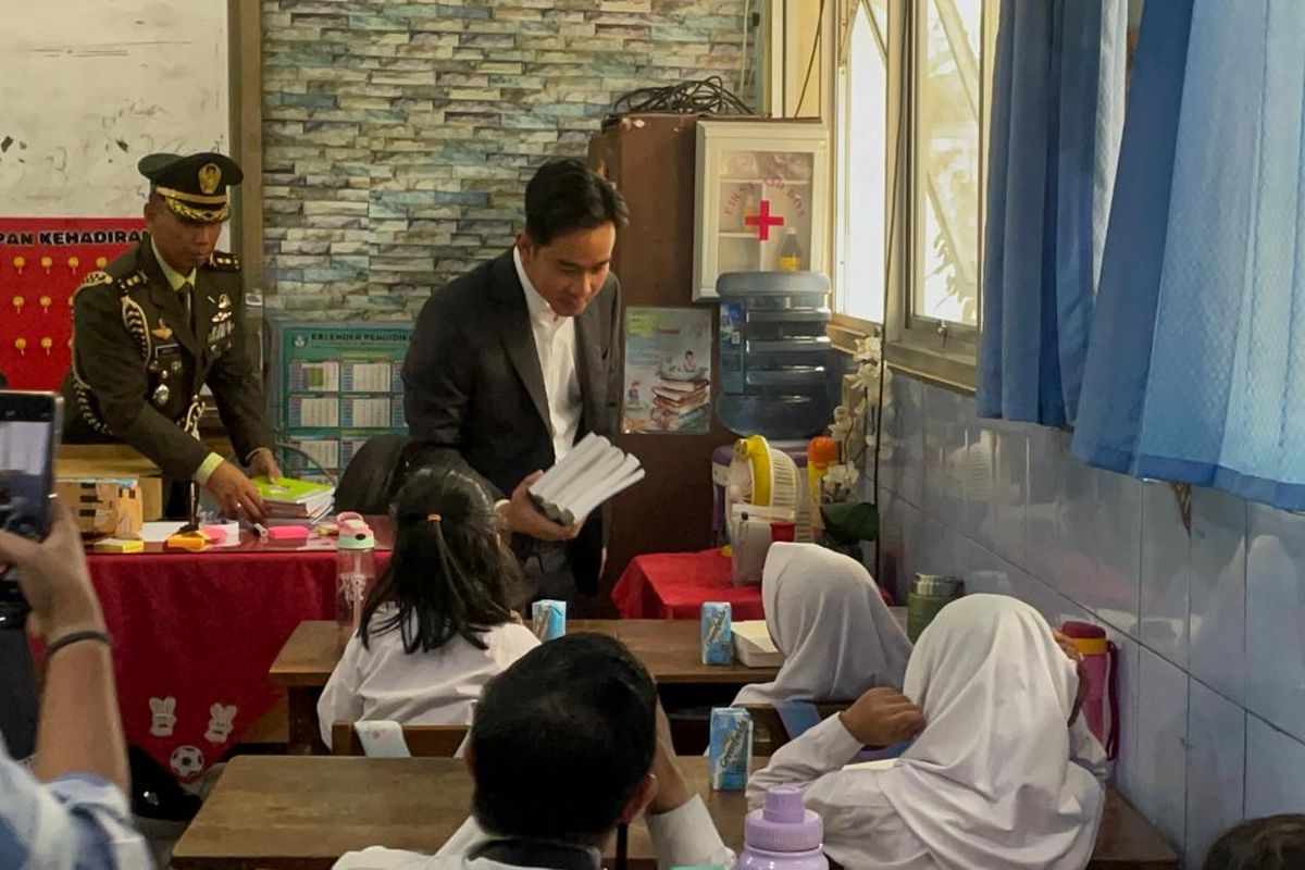 Wapres Gibran Bagikan Buku Tulis saat Tinjau Uji Coba Makan Bergizi Gratis di Jakpus