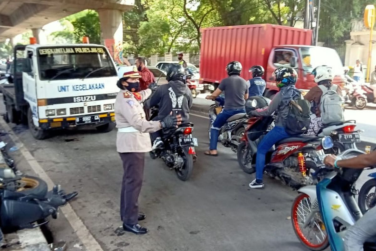 Sebuah mobil Mistsubisi Xpander Cross bernomor polisi B 2502 KOR keluar jalur dan menabrak dua motor di Jalan Pangeran Antasari tepatnya di depan Jalan Cempaka II Buntu, Cilandak, Jakarta Selatan pada Senin (9/11/2020) sekitar pukul 08.00 WIB. 