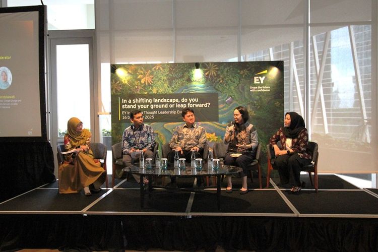 Diskusi panel yang dipandu oleh Ika Merdekawati, Associate Director EY Indonesia, serta dihadiri oleh Muhammad Yamin (OJK) , Rony Suniyanto Djojomartono (PT Bursa Efek Indonesia), Karida Niode (PT TBS Energi Utama Tbk) , dan Bianca Alexandra (PT Bank CIMB Niaga) (kiri ke kanan). 