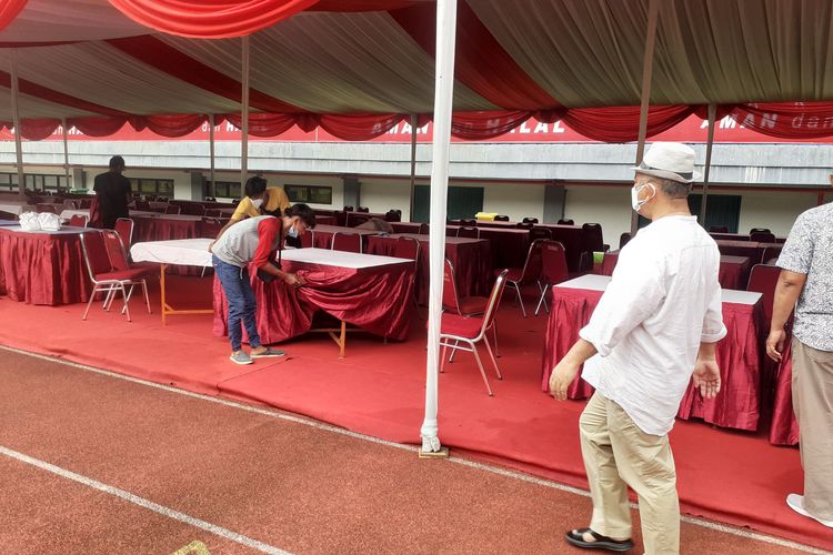 Walikota Bekasi sedang meninjau persiapan vaksinasi masal pada Sabtu 19 Juni 2021 di Stadion Patriot Candrabhaga, Jumat (18/6/2021).