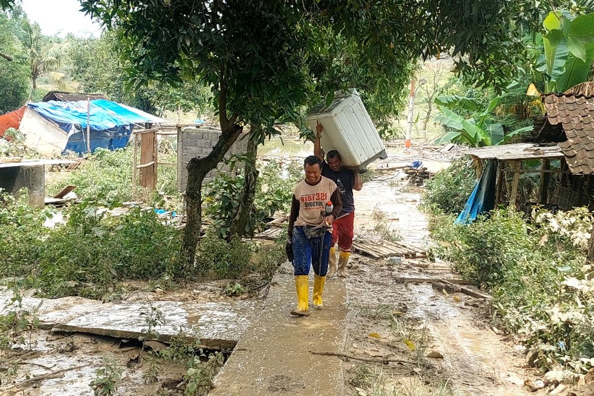 Banjir 3 Meter Terjang Rumah di Semarang, Warga Selamatkan Barang Berharga