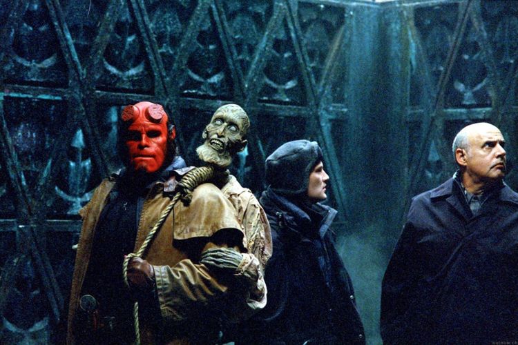 Film Hellboy (2004) yang dibintangi Ron Perlman, Selma Blair, dan Jeffrey Tambor. 