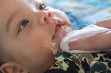7 Penyebab Bayi Sering Gumoh dan Cara Mengatasinya