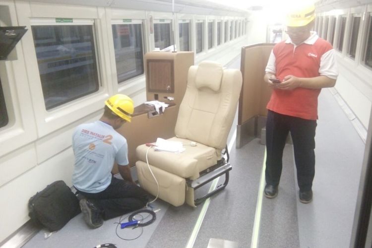 Penampakan model kursi untuk kereta sleeper pesanan PT Kereta Api Indonesia (KAI) yang dibuat PT Industri Kereta Api (Inka). Gambar diambil pada Selasa (8/5/2018). 