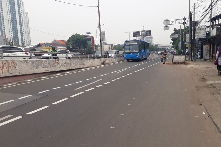 Tampak jalur sepeda di Jalan Pramuka, Jakarta Timur, memotong jalan dan langsung masuk menyatung dengan jalur busway, Senin (25/11/2019).
