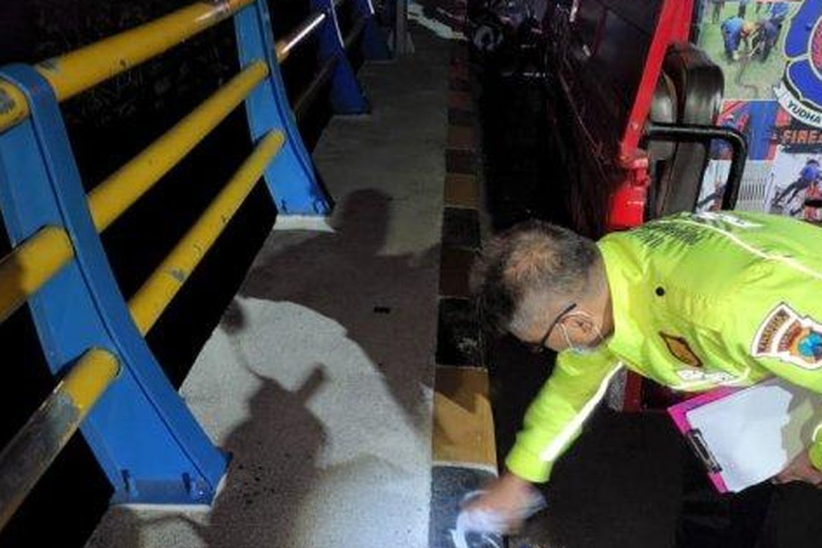 Anggota Gakkum Satlantas Polresta Malang Kota saat memberikan tanda ke median jalan Jembatan Tunggulmas yang ditabrak oleh korban dan membuat korban terlempar terjatuh dari jembatan. (Tribun Jatim/Kukuh Kurniawan)