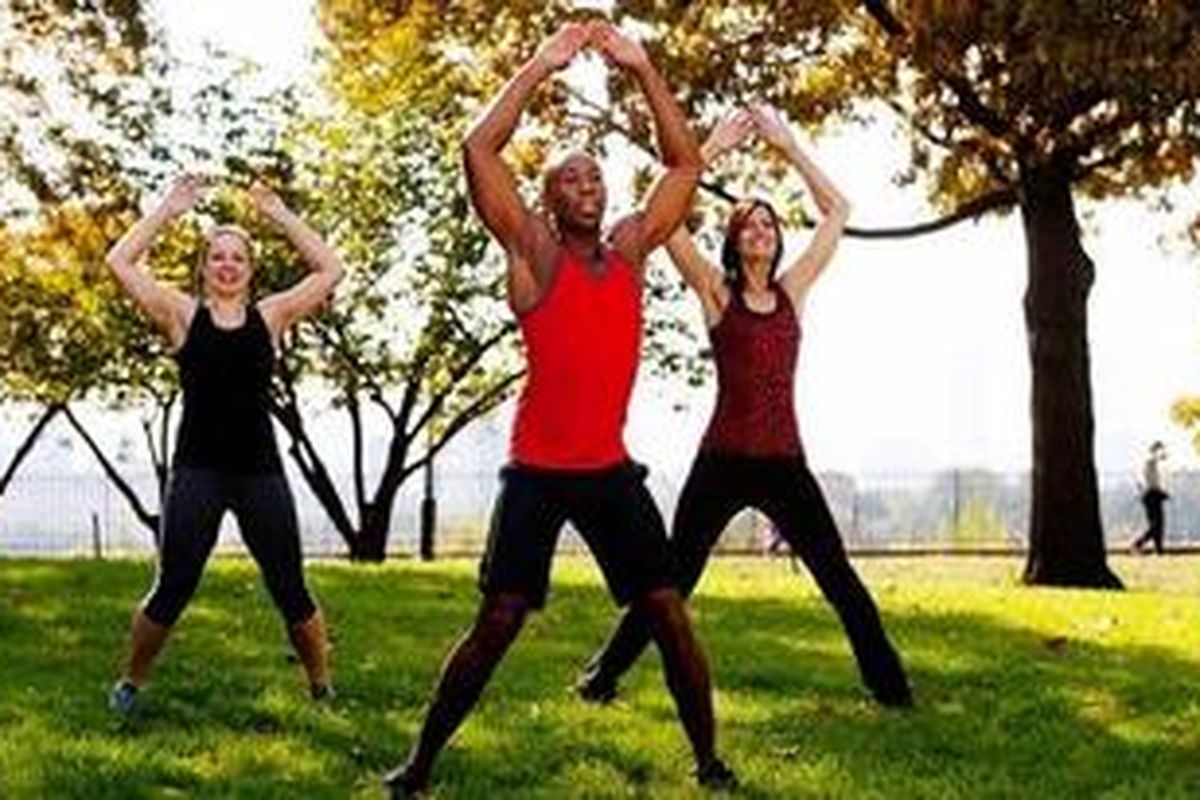 Lakukan jalan di tempat disambung dengan jumping jacks (lompat ke samping dengan tangan menepuk ke atas kepala).