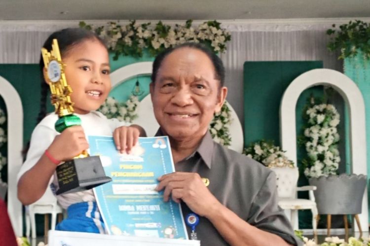 Wakil Bupati Sikka, NTT, Romanus Woga saat memberikan hadiah kepada seorang anak PAUD di Aula Sikka Convention Center, Sabtu (30/7/2022).