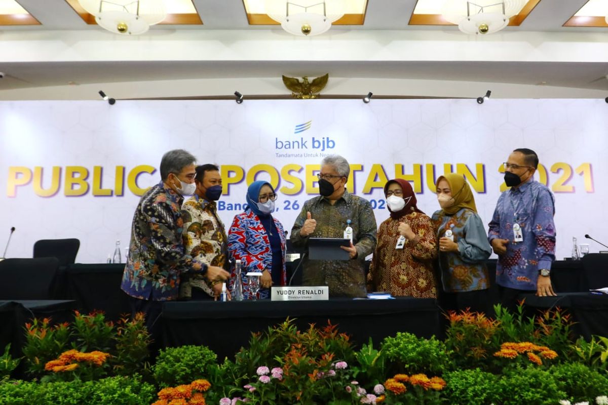 Jajaran direksi bank bjb dalam analys meeting triwulan III/2021 di Bandung. 
