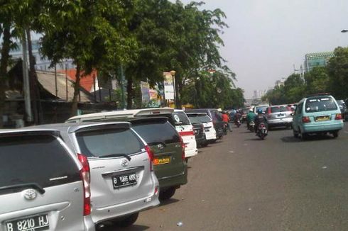 Dilarang Parkir di Jalan Kramat Raya, kecuali Mobil Milik Polisi