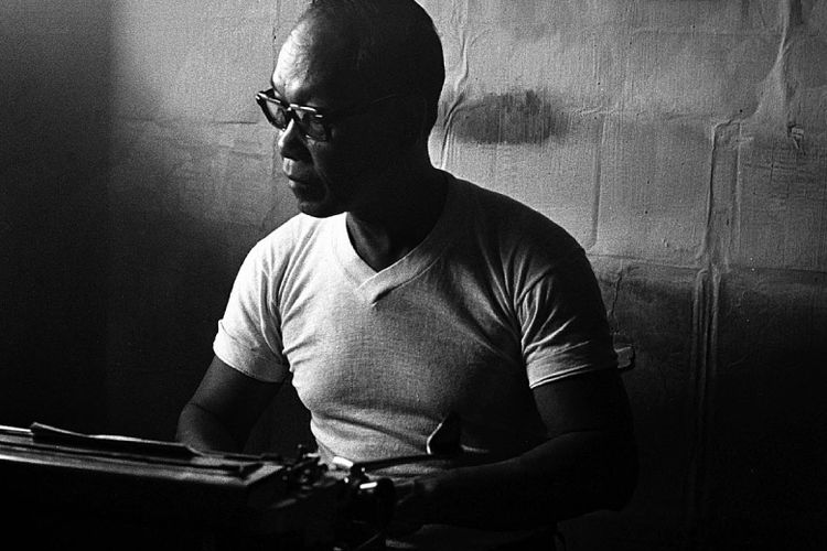 Pramoedya Ananta Toer, sastrawan yang dipenjara di Pulau Buru sekitar tahun 1977, menyelesaikan karya-karyanya dengan sebuah mesin tik tua. 