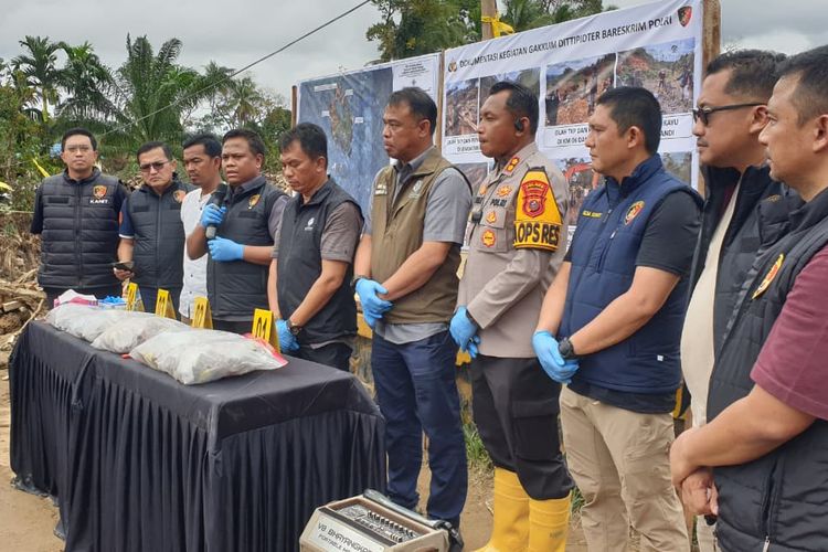 Kementerian Kehutanan bersama Direktorat Tindak Pidana Tertentu (Dittipidter) Bareskrim Polri saat melakukan konferensi pers terkait bencana banjir dan longsor di Batangtoru, Kabupaten Tapanuli Selatan (Tapsel), Selasa (10/12/2025). Tim mengambil 43 sampel kayu (material banjir dan longsor) dan mengidentifikasi jenis pohon-pohon yang ditemukan. 